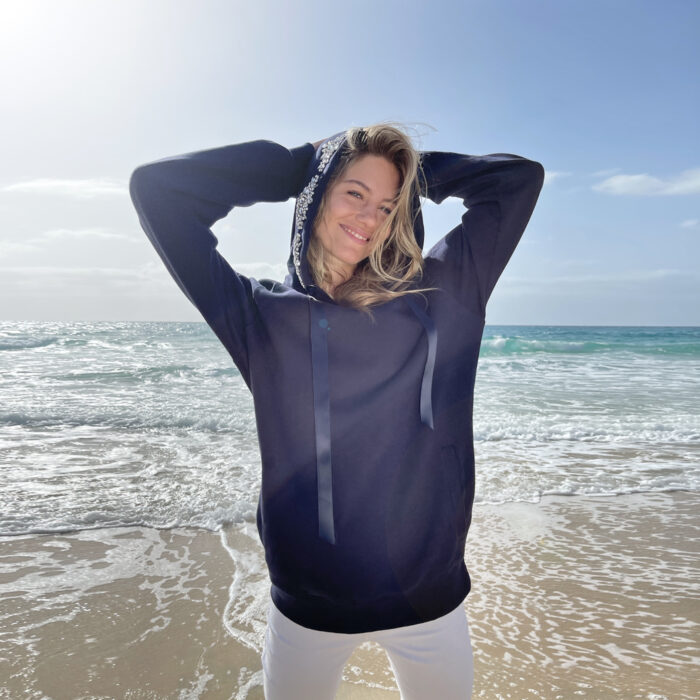 The Luxe Hoodie Navy – Bild 4